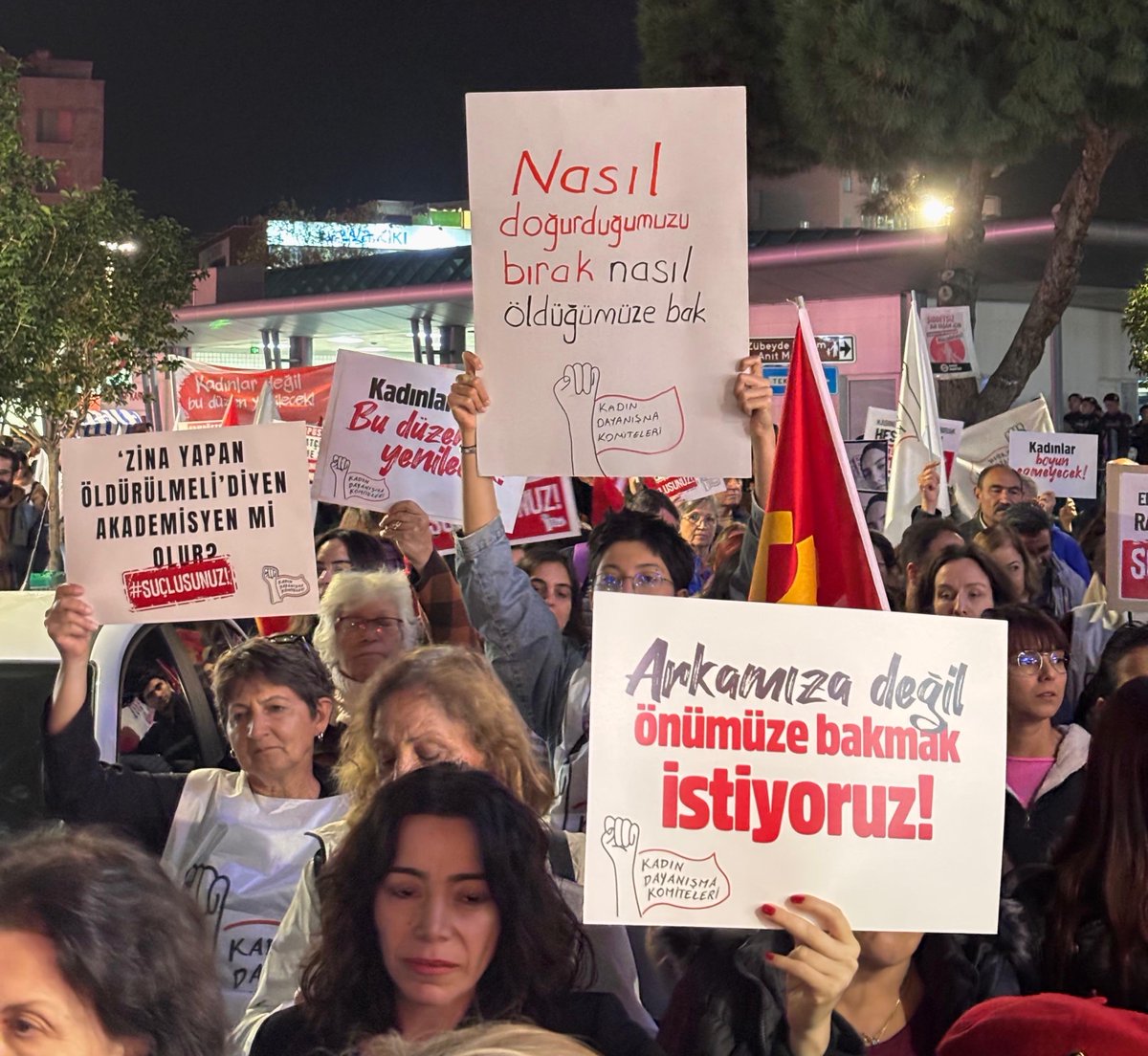 <a href="/tugcesezengedik/">Tuğçe Sezen</a> <a href="/IzmirTkp/">TKP İzmir</a> <a href="/IzmirKdk/">İzmir Kadın Dayanışma Komiteleri</a> Şiddete uğrayan, öldürülen tüm kadınlara İzmir’den bir söz verdik hesap soracağız! #25kasım #suçlusunuz 

Sen de gel, öfkeni örgütle, katillerden birlikte hesap soralım. Şiddet iktidarını yıkalım! #yalnızolma

💬Bize ulaş: wa.me/905491012600