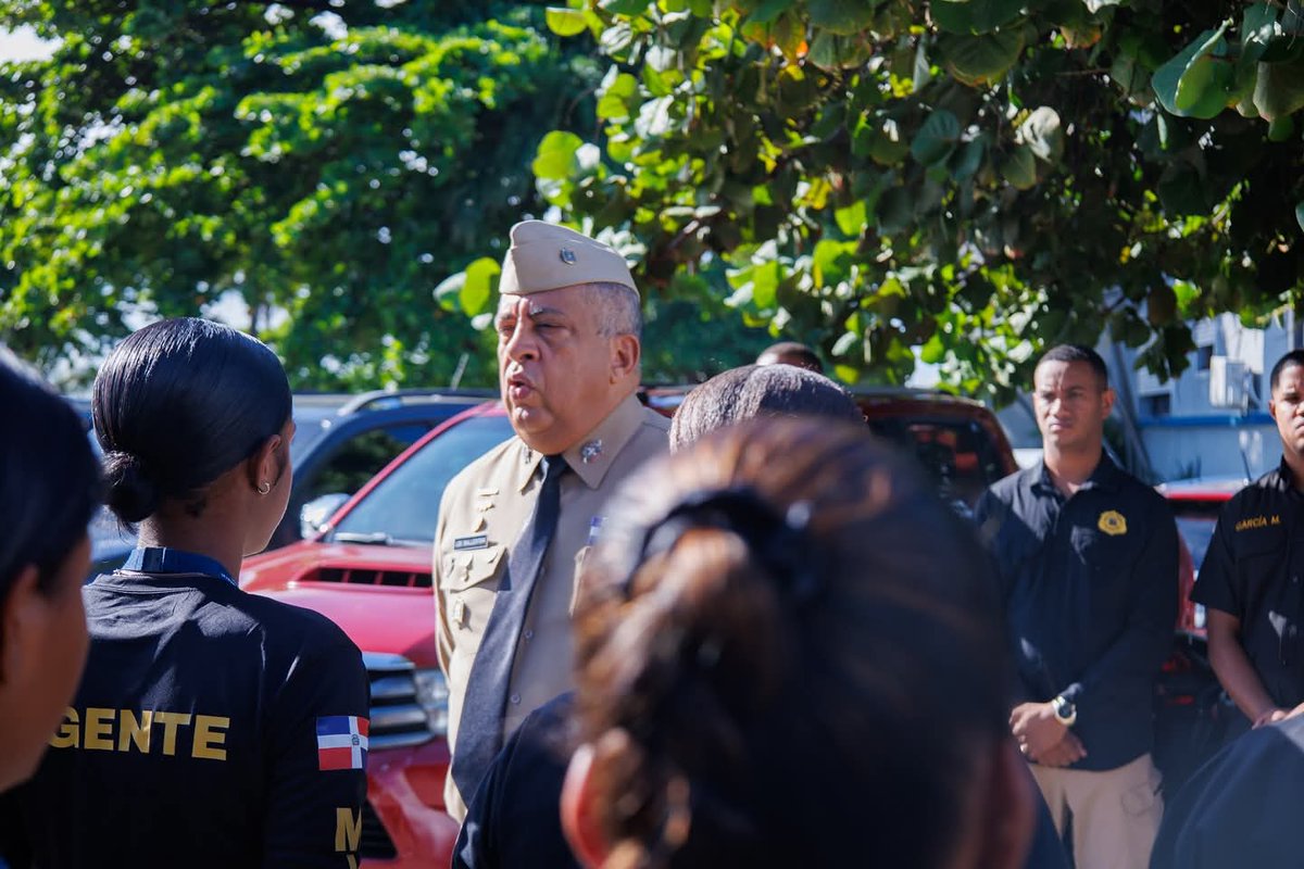 Director de Migración exhorta a los Agentes de Reacción Rápida a actuar con responsabilidad y respeto a los DDHH.

"Reforzamos lo esencial desde primera hora de la semana: un control migratorio responsable y eficiente en todo el país".

Desde la sede central de la DGM, el