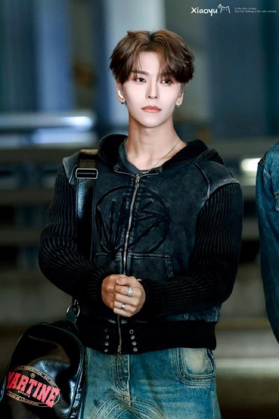 📸 | MODELO NATO! Confira o outfit do #XINLONG no aeroporto de Incheon, a caminho de Hong Kong para o #MAMAAWARDS2025.

💞 O ALD irá performar no primeiro dia da premiação com uma música inédita de pré-debut. Qual é o seu palpite de outras músicas para a apresentação?

#ALD1