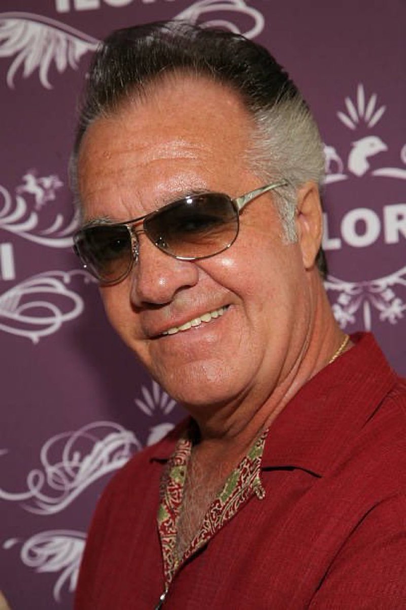 SopranosWorld's tweet image. Coming back inside after going for a walk with my cousins on Thanksgiving