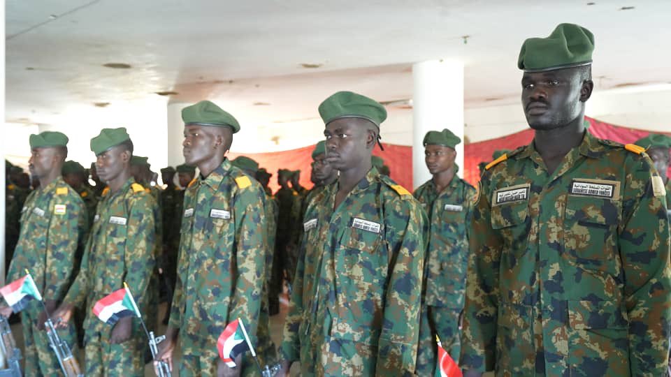 قائد القوات البرية يشهد تخريج دفعة جديدة من منسوبي سلاح المدرعات

جبل أولياء : ٢٥ نوفمبر ٢٠٢٥م

شهد الفريق الركن رشاد عبدالحميد إسماعيل قائد القوات البرية بمعسكر طيبة للتدريب القتالي مراسم الإحتفال بتخريج الدفعة (٩٤) من منسوبي سلاح المدرعات بحضور عدد  من قادةالتشكيلات و الوحدات