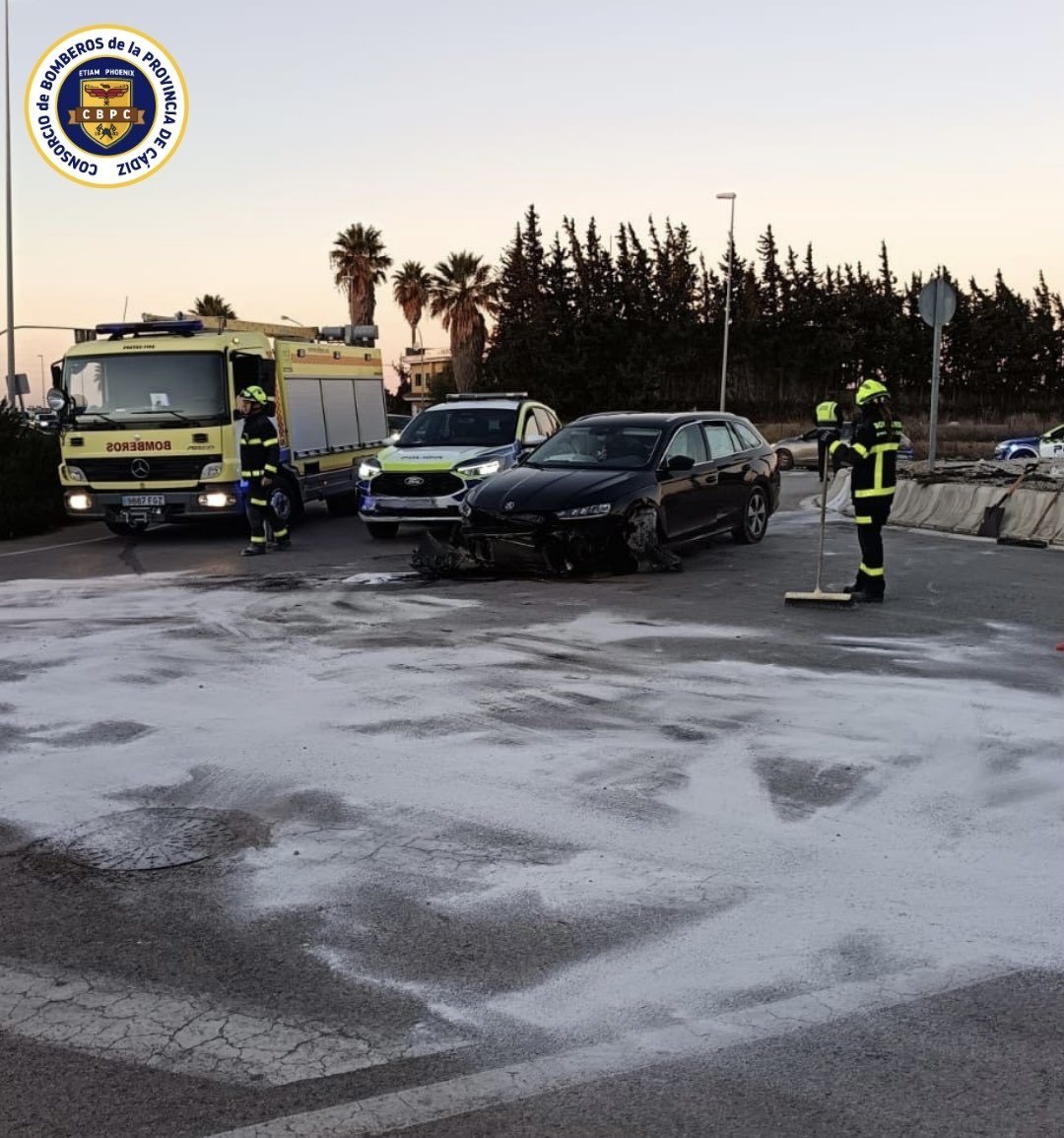 🗓️25/11/25⏰17.40h

Salida del parque de #Conil por accidente en la N-340, Km.17
Salida de vía de coche que impacta con la glorieta Las Parcelas
Ayudamos al conductor a salir y lo atienden #ServiciosSanitarios
Realizamos labores preventivas y limpieza de calzada

🚒3
🧑🏼‍🚒4

#CBPC