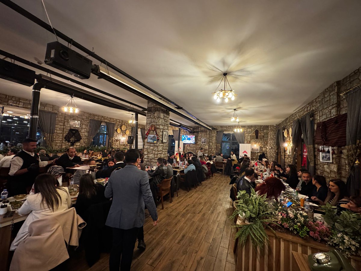 Kurucularımızdan Sn. Mümtaz ATLIHAN'nın katılımıyla okul idarecilerimiz ve öğretmenlerimiz ile birlikte Öğretmenler Günü’nü kutladık.
 💐

İyi ki varsınız! ❤️
<a href="/bahcesehir_k12/">Bahçeşehir Koleji</a> 
<a href="/AtlihanMumtaz/">Mümtaz ATLIHAN</a> 
<a href="/ismailK08300410/">İsmail Karaman</a> 
<a href="/bahcesehir_k12/">Bahçeşehir Koleji</a> 
<a href="/EnverYucel/">EnverYucel</a> 
<a href="/koccozlem/">Dr.Özlem Koç</a> 
<a href="/Savas_BOYAR/">Savaş BOYAR</a>