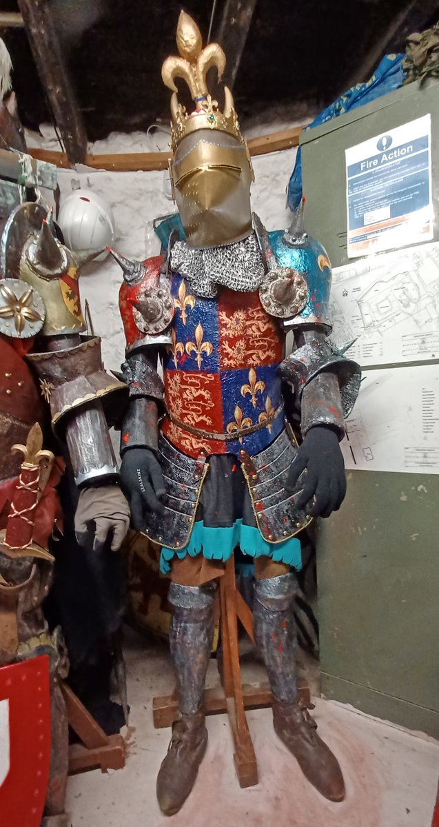 andrewsp2009's tweet image. Made papier-mâché cast gauntlets from my real armour for &apos;Victor&apos; to hide his rough fingers made from used plastic till rolls. Will make gauntles for &apos;Freda&apos; next. Keeping everything light weight for moving mannequins around Castle. #ManAtArms #Storytelling #DirletonCastle