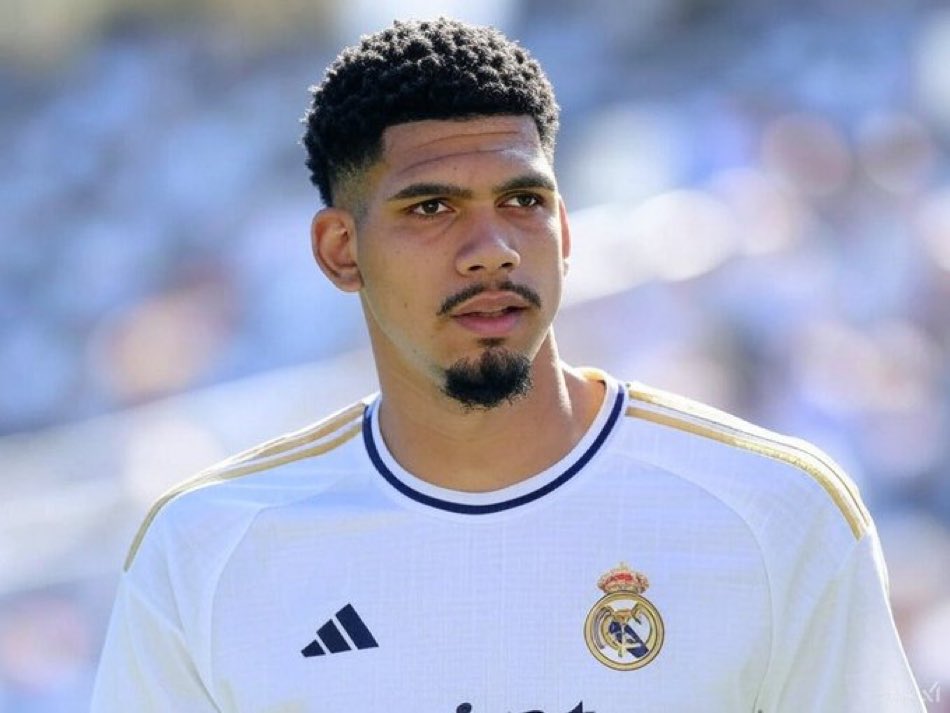 Castillo__Rm's tweet image. Araujo es puta historia de este deporte. Es madridista y no dabe como demostrarlo ya.

FLORENTINO HAZLO.