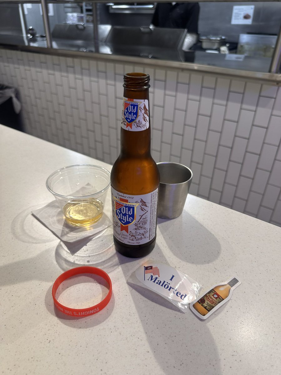 seanyodarouse's tweet image. Connecting in Chicago and my layover is long enough to get a Chicago Handshake. #Calgorithm