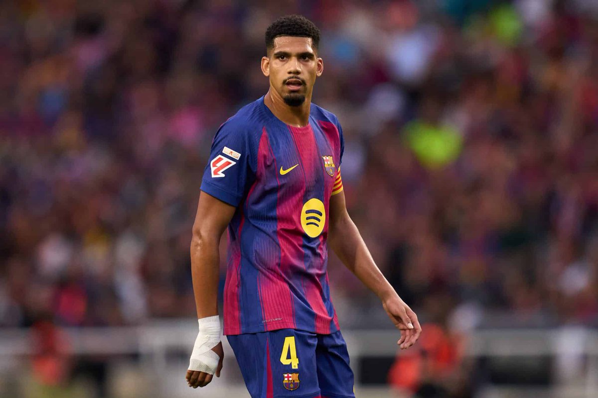 Siempre protagonista de la peor manera posible, jugador sin cerebro.

¡NO MÁS RONALD ARAUJO!
Fuera ya.