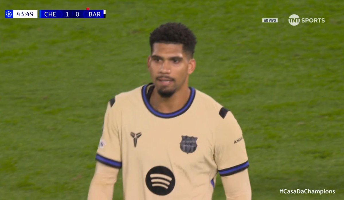 Pesgrau's tweet photo. Impressionante a decepção que Ronald Araújo se tornou para o Barcelona…

Principalmente na Champions League.

Expulso de novo. https://t.co/a0JyH0T4N2
