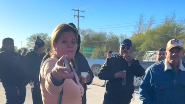 Alfie_Acosta's tweet image. Es Cecilia Salas Chávez, jefa de la Secretaría de Apoyo al Desarrollo Rural. Vino a gritarles a los productores de Chihuahua que recibió órdenes &quot;desde México&quot; de tomar fotos y vídeos del bloqueo, además de &quot;ya les tienen carpetas de investigación a todos&quot;.

¡Puto gobierno de 💩!