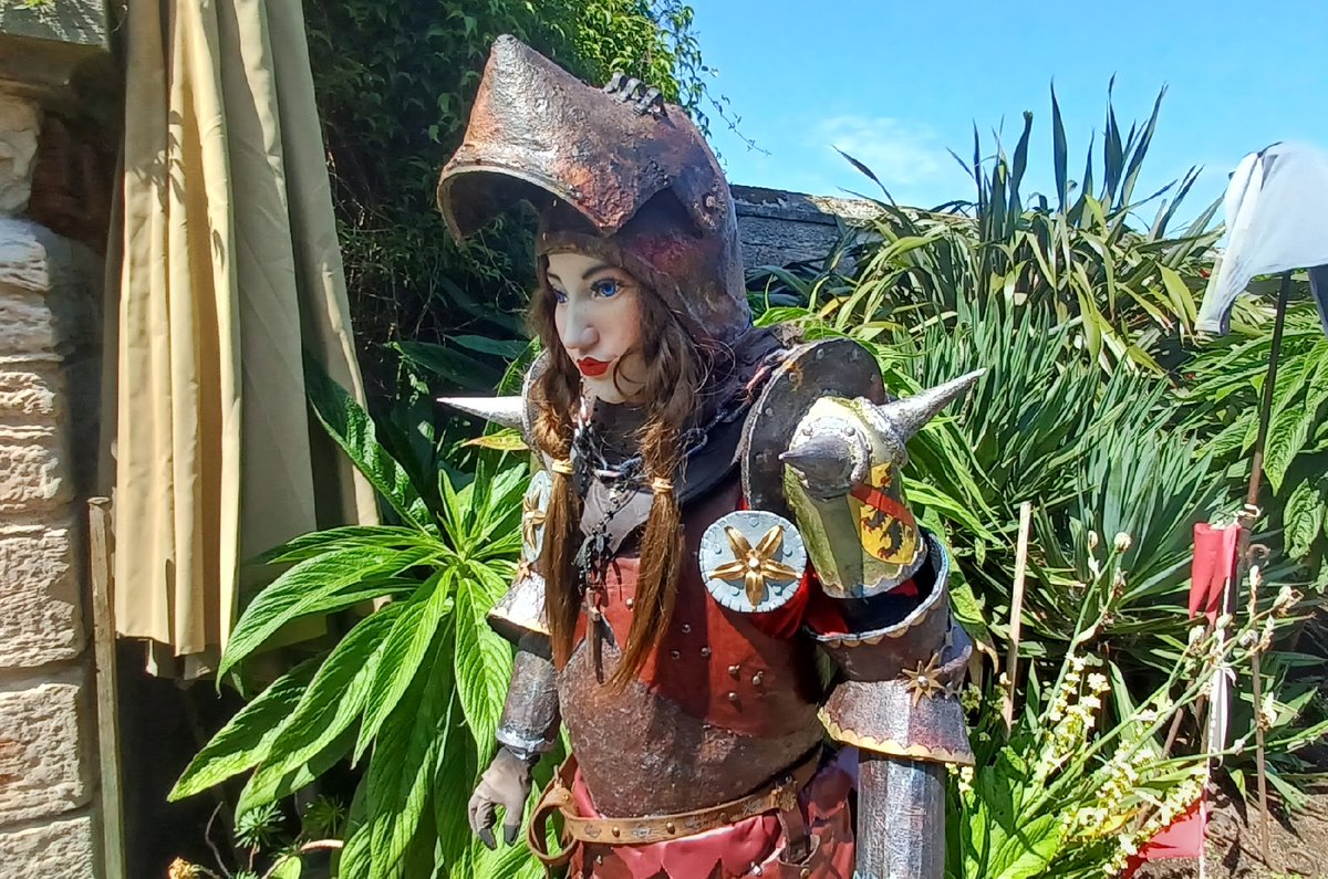 andrewsp2009's tweet image. Made papier-mâché cast gauntlets from my real armour for &apos;Victor&apos; to hide his rough fingers made from used plastic till rolls. Will make gauntles for &apos;Freda&apos; next. Keeping everything light weight for moving mannequins around Castle. #ManAtArms #Storytelling #DirletonCastle