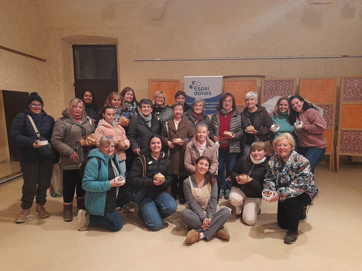 ✨ Taller d’espelmes a l’Espai Dones ✨
Avui, aprofitant el #25N hem compartit una tarda plena de llum i calidesa, on les espelmes han estat el fil conductor per conèixer-nos millor, intercanviar camins de vida i experiències.
Gràcies a totes les participants.
