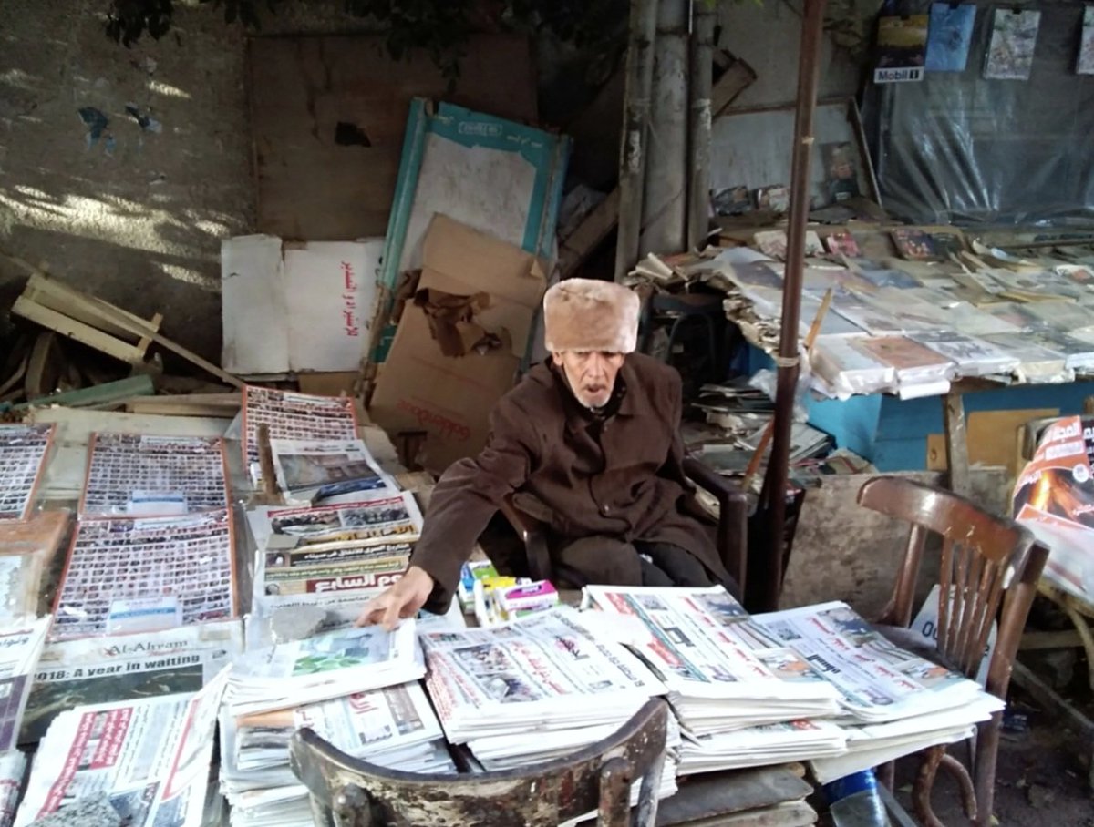 m69mf's tweet image. أطلبو من الله نعمة الستر  ☝️

يقول أحد الأخوة : كنت أشتري كل يوم صباحاً من بائع الصحف صحيفة، وقد علمني مرةً درساً مهماً سيبقى في ذاكرتي طوال العمر !!
يقول : سألته مرةً : كيف حالك اليوم يا عم ؟
فقال لي : والله، في نعمة الستر !!
فاندهشت من إجابته، وسألته : ولماذا الستر تحديداً ؟!…