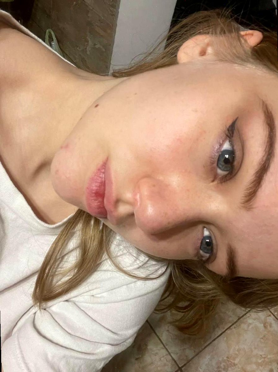 Bottomqo_R's tweet image. stolen hoodie + cheesy playlist = instant mood repair