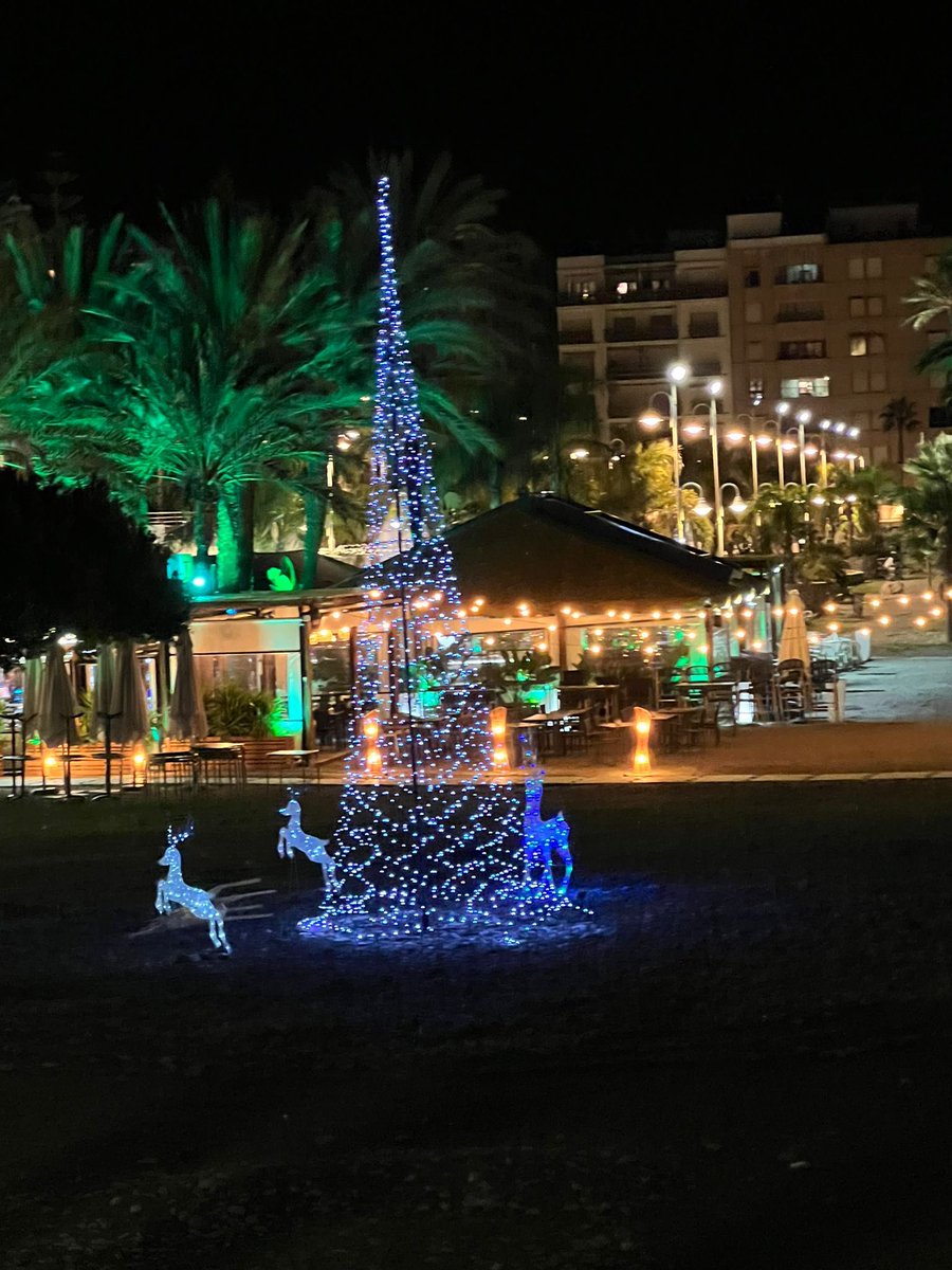 Näin tyylikkäitä värejä tänä iltana täällä Almuñecarissa, kun iltalenkin vetelin San Cristobal rantaa pitkin… Elämä kyllä kohtelee minua niin mukavasti että… 🙏👍🇪🇸💕💝❤️