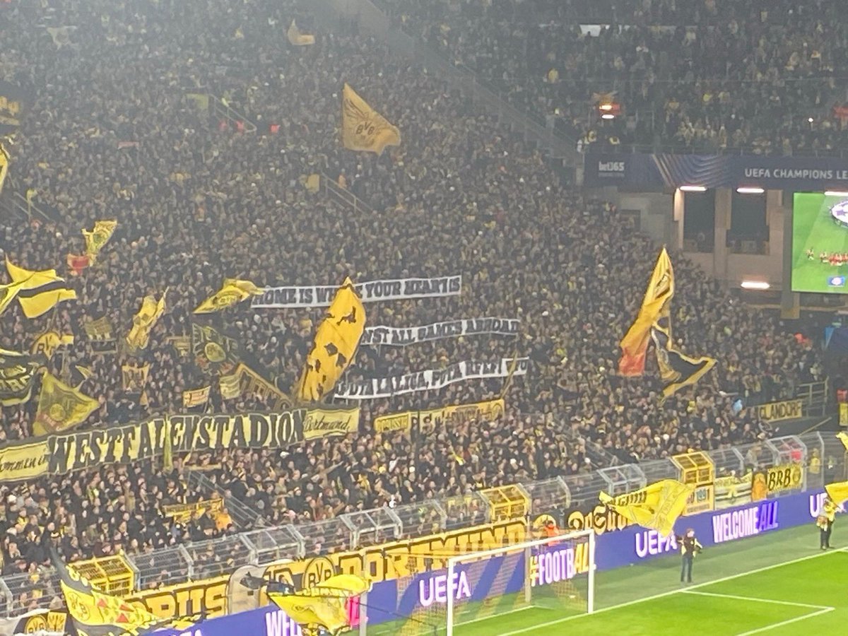 Sent_Cordobe's tweet image. 👏🏼😡“El hogar está donde esta tu corazón... Puta La Liga ,Puta RFEF”

🇩🇪El tifo del Dortmund cargando duramente contra LaLiga y la RFEF.

🇪🇸Protestan contra la intención de celebrar partidos de liga en el extranjero.