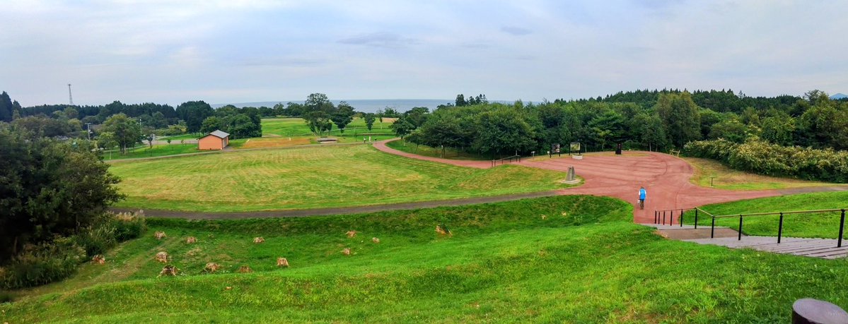 おはようございます。
昼休憩のお邪魔とさせて下さい。

ここら辺一体が全て縄文遺跡群なんです。
海や山に面した場所に人が住まうんですよね。
日本人の助け合い精神の原点を感じられる場所です。

「同舟相救う」