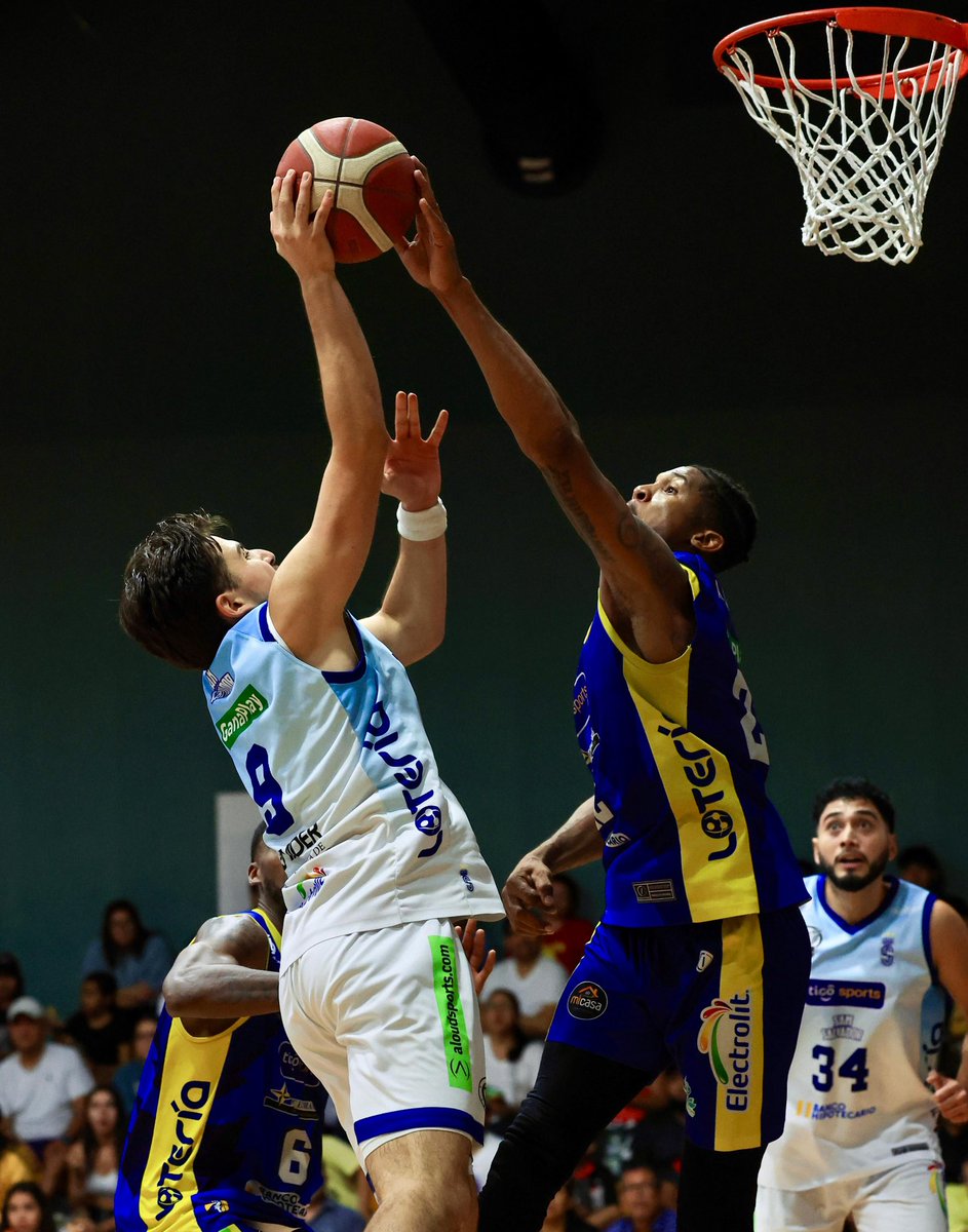 DeportesC10's tweet image. El equipo de #SanSalvador ganó 71-54 a #Lobos e igualó la serie 1-1 de las semifinales de la @LMB_ELSALVADOR 🏆🏀

El partido de disputó en la duela del gimnasio nacional Adolfo Pineda y el cuarto juego se realizará en Chalchuapa, el miércoles a las 7:30 p.m.