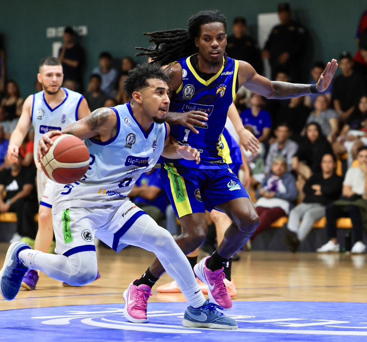 DeportesC10's tweet image. El equipo de #SanSalvador ganó 71-54 a #Lobos e igualó la serie 1-1 de las semifinales de la @LMB_ELSALVADOR 🏆🏀

El partido de disputó en la duela del gimnasio nacional Adolfo Pineda y el cuarto juego se realizará en Chalchuapa, el miércoles a las 7:30 p.m.