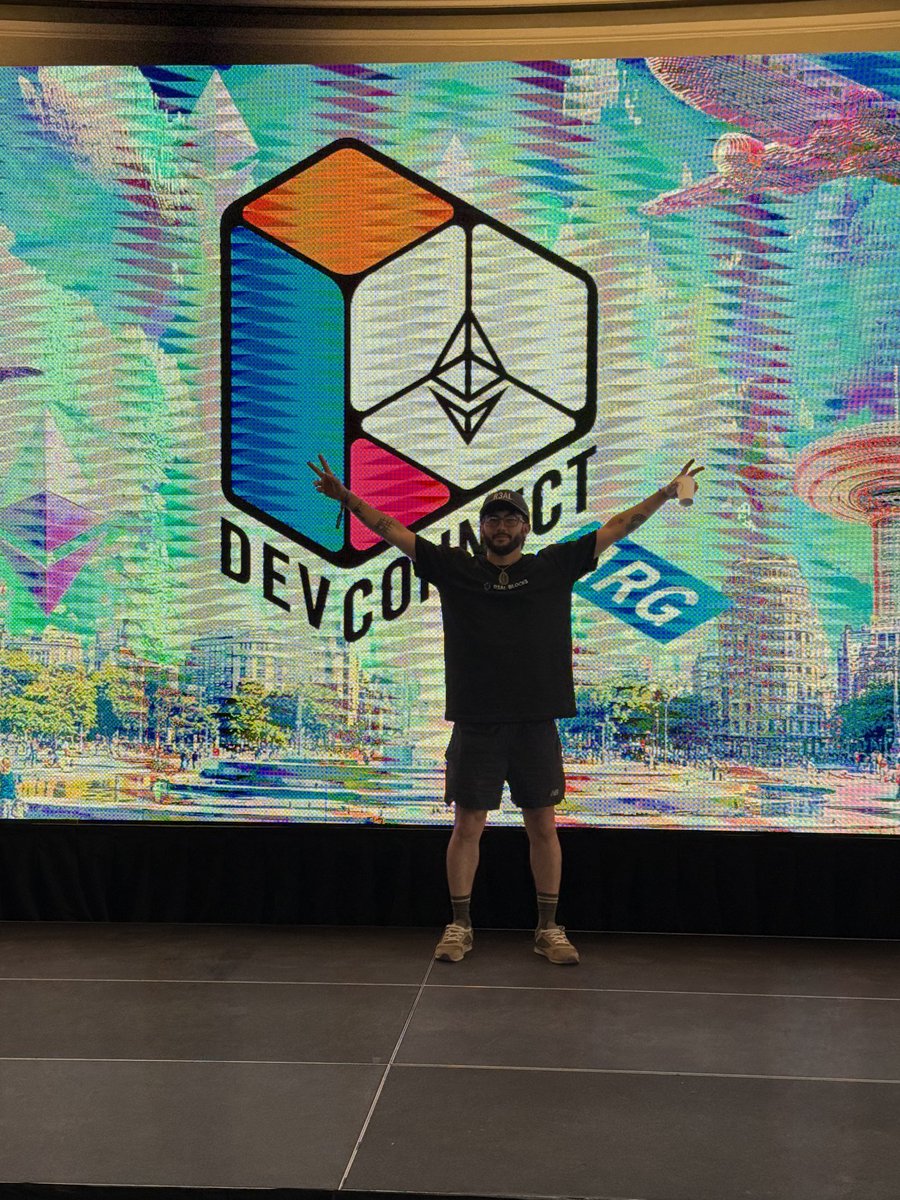 ImaginateMax's tweet image. Super feliz de haber participado del mundial cripto 🇦🇷🔥
#DevConnectArg fue un éxito total.

Más de 20k personas aprendiendo, compartiendo y creando comunidad.
Conocí gente increíble de todas partes y aprendí muchísimo.🌎✨