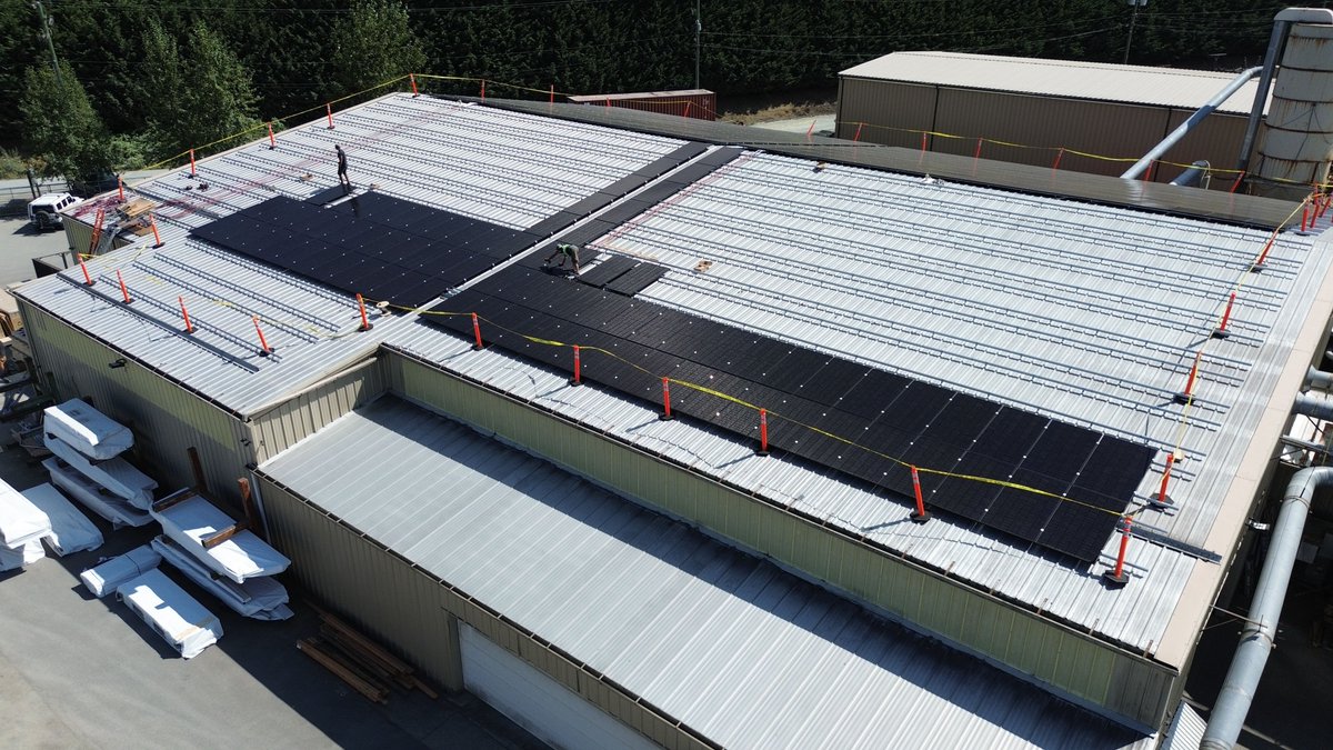 TerraGenSolar's tweet image. Project Highlight: 318 kW TGP Corrugated- Portrait system with 636 modules, installed by Shift Energy. Photo credit - Chris Palliser. 
.
.
#TerraGenSolar #SupportForYouandYourSystems #ResidentialRacking #SolarRacking #USSolar #Solar #Sustainable #RenewableEnergy #CleanEnergy