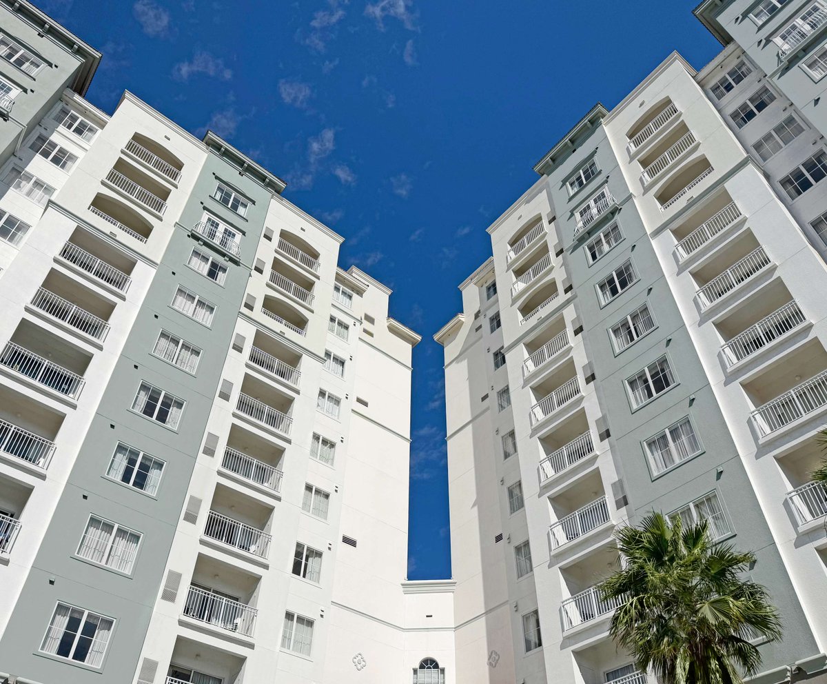 ⭐⭐⭐⭐⭐ "I was really impressed by how spacious the room and bathroom were! Both are beautiful, well organized, and the price was amazing. Everything was clean and very comfortable perfect to relax after a long day exploring Orlando.🌴💫" - Marisa Isa