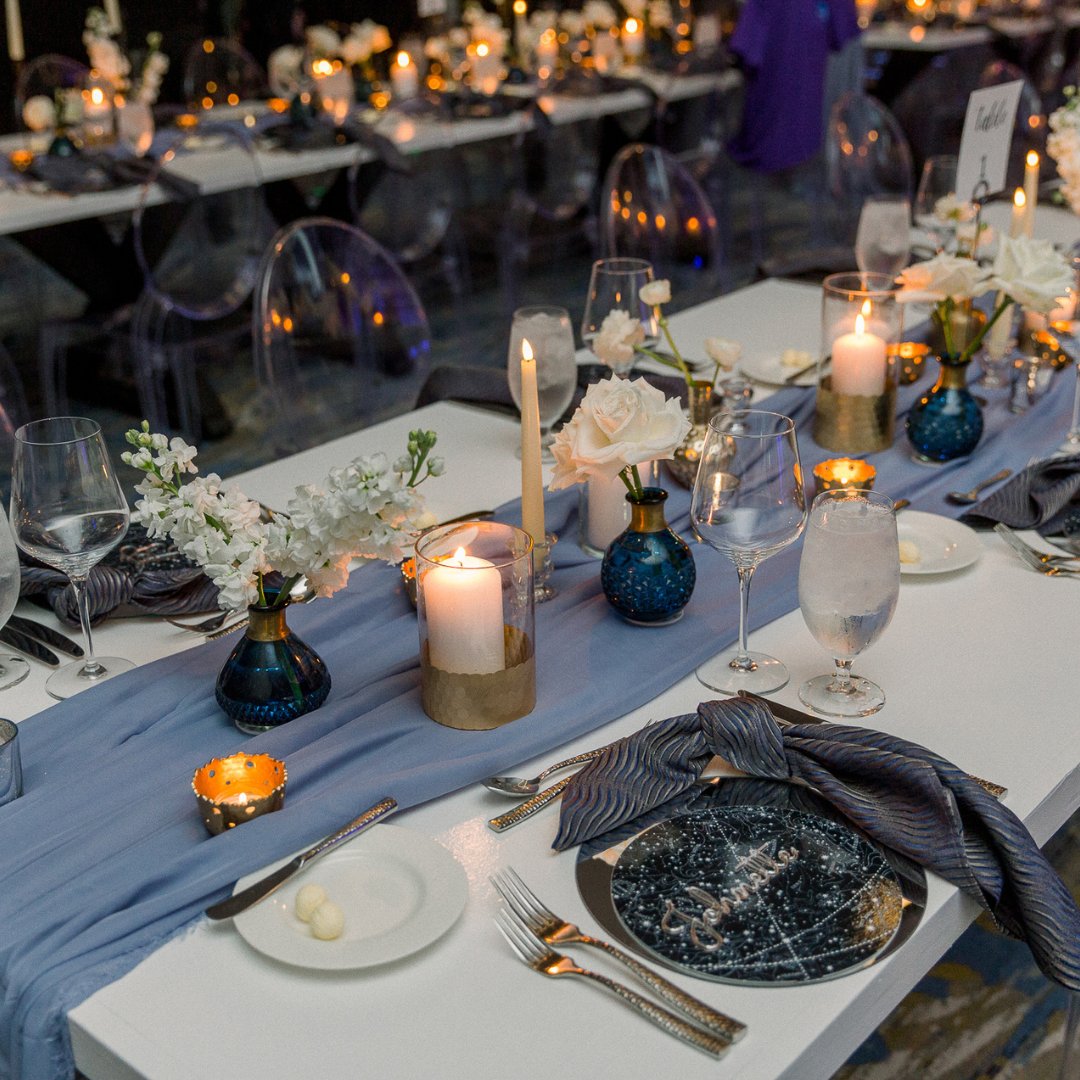 millertanner's tweet image. Bring a little MTA event magic to your holiday tablescapes this season! #ProTip: With linens and layers, seasonal colors and textures, a captivating centerpiece, elevated place settings, and ambient lighting, create a truly memorable and inviting dining experience.
