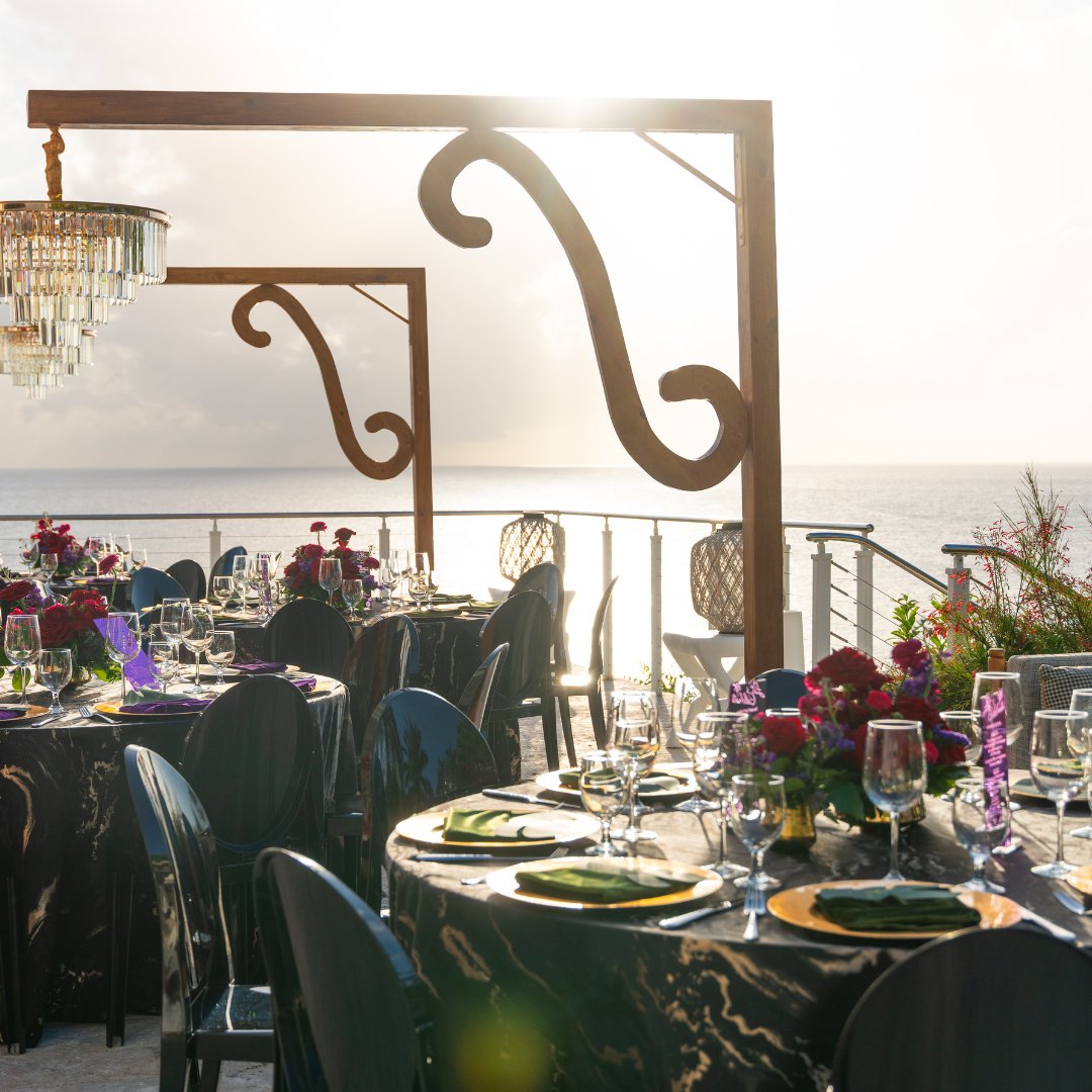 millertanner's tweet image. Bring a little MTA event magic to your holiday tablescapes this season! #ProTip: With linens and layers, seasonal colors and textures, a captivating centerpiece, elevated place settings, and ambient lighting, create a truly memorable and inviting dining experience.