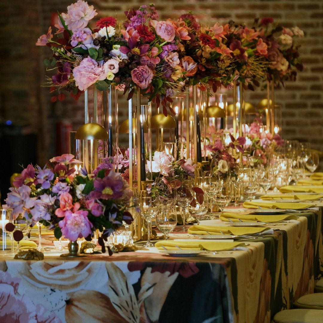 millertanner's tweet image. Bring a little MTA event magic to your holiday tablescapes this season! #ProTip: With linens and layers, seasonal colors and textures, a captivating centerpiece, elevated place settings, and ambient lighting, create a truly memorable and inviting dining experience.