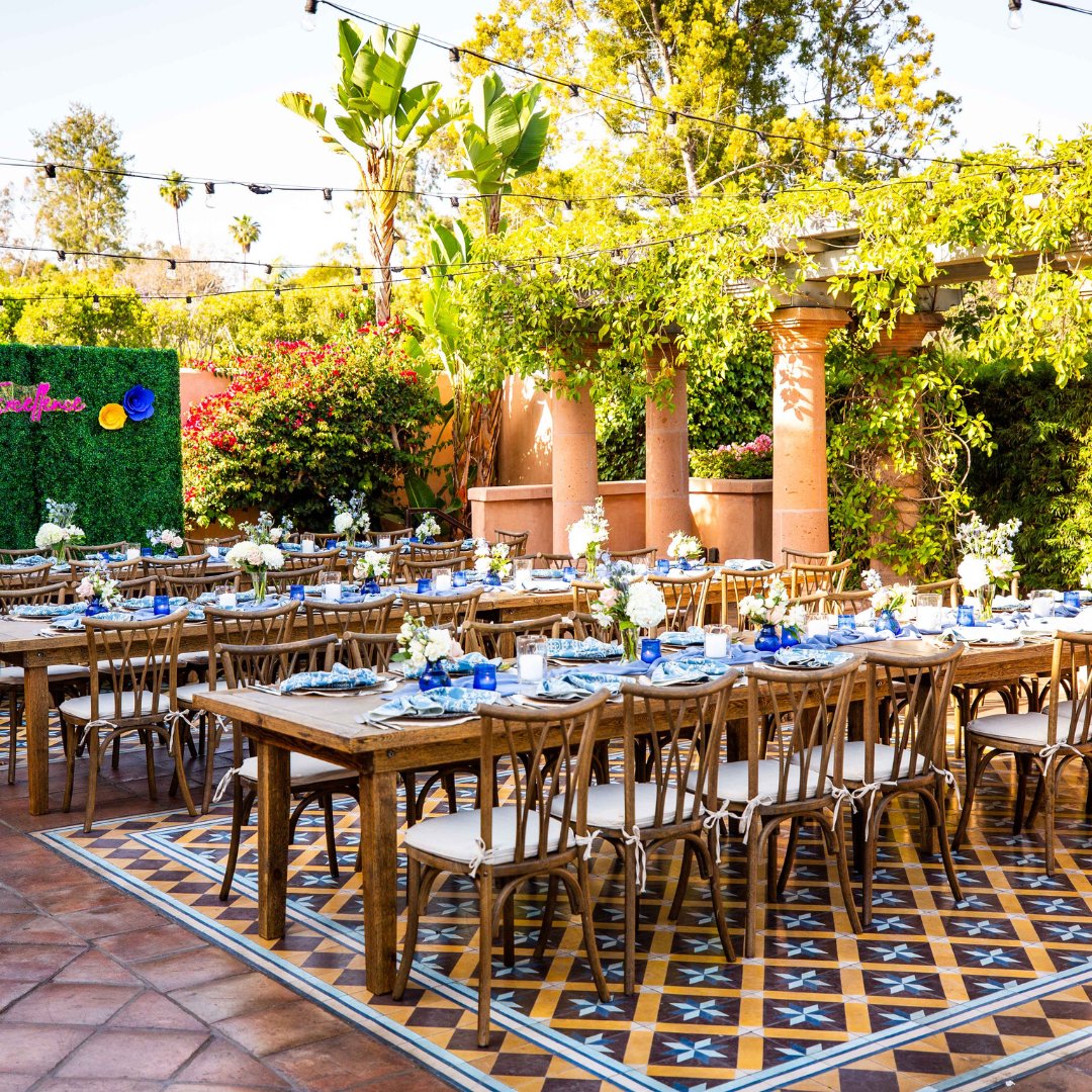 millertanner's tweet image. Bring a little MTA event magic to your holiday tablescapes this season! #ProTip: With linens and layers, seasonal colors and textures, a captivating centerpiece, elevated place settings, and ambient lighting, create a truly memorable and inviting dining experience.