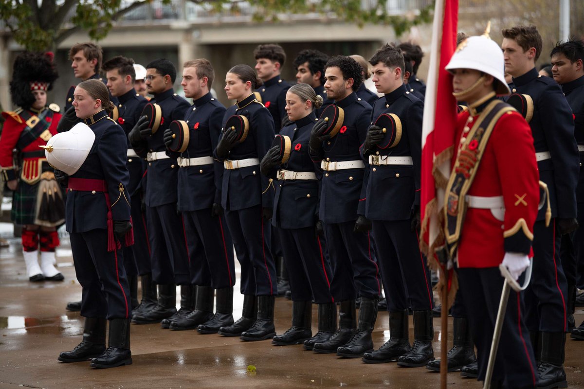ForcesCanada's tweet image. Des membres des Forces armées canadiennes et des civils se rassemblent pour rendre hommage aux vétérans et aux disparus au Collège militaire royal du Canada, à Kingston, en Ontario, le 11 novembre 2025. 
#PhotoDuJour