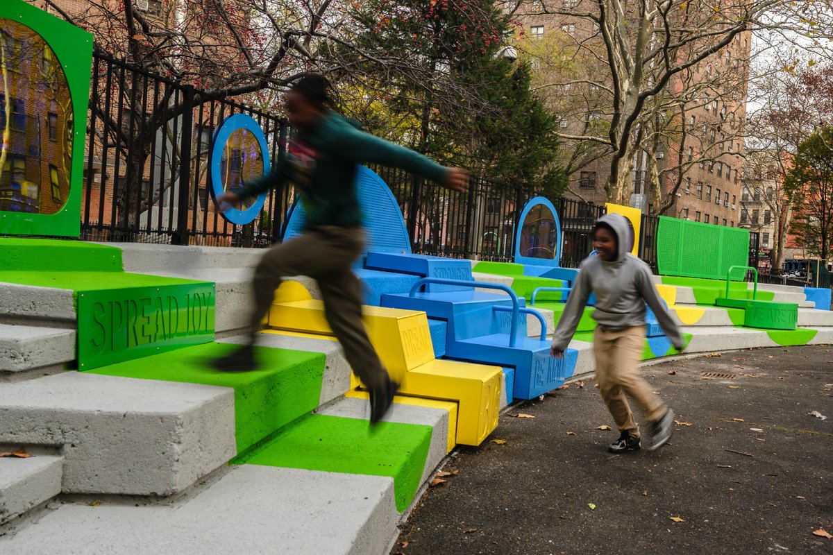 communityfundny's tweet image. Created through a powerful collaboration between the @communityfundny, @NYCHA, @TheUrbanConga, the Aronson Family Foundation, and the Center for Justice Innovation, this project demonstrates what’s possible when residents lead the vision for their own community spaces.

🎨 What’s…