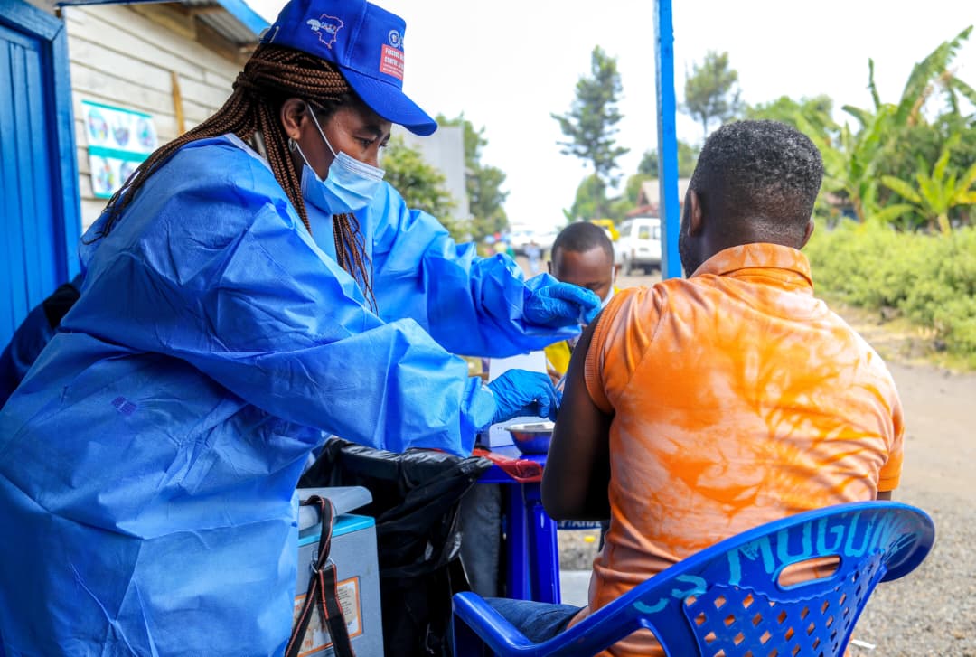 Il y a un an, la #RDC faisait face à une crise de santé publique majeure liée à #mpox. Aujourd’hui, le calme a remplacé la panique grâce aux vaccins.

Avec le soutien des partenaires <a href="/WHO/">World Health Organization (WHO)</a>, <a href="/gavi/">Gavi, the Vaccine Alliance</a>, <a href="/UNICEFDRC/">UNICEF en RDC</a>, <a href="/AfricaCDC/">Africa CDC</a>, <a href="/JapanGov/">The Gov't of Japan</a>, <a href="/FCDOGovUK/">Foreign, Commonwealth & Development Office</a>, @AFDB_Group accompagnant le