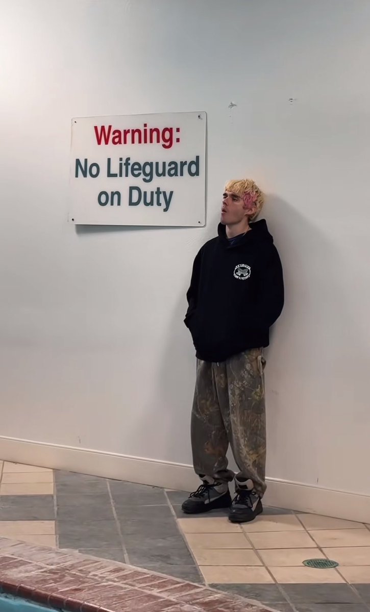 sadorbrave's tweet photo. he’s so sexy but he’s 2 apples tall https://t.co/Lpd1Ktj0U0