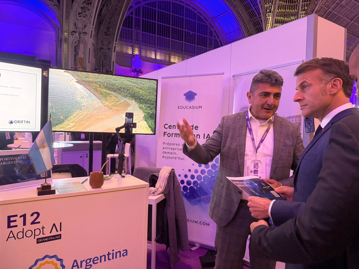 Solo 3 stands visitó Macron en la feria IA de Paris, uno fue el de la embajada argentina. 

La enorme amistad y respeto que tienen <a href="/JMilei/">Javier Milei</a> y <a href="/EmmanuelMacron/">Emmanuel Macron</a> se ve en estos gestos. Conseguimos gratis un stand y mostramos la potencia argentina para emprender y salir al mundo