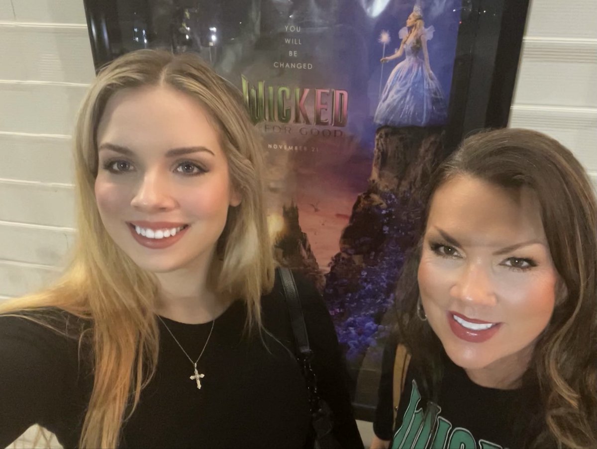 Wicked with the princess… she didn’t notice the big phone shadow on my forehead when she was taking the picture.💚🫶🏼🩷