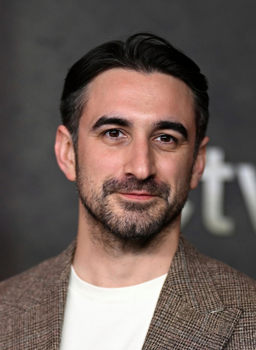 homeofdcu's tweet image. Ferdinand Kingsley [Silo] has been cast as Elias Knoll, Ruthye&apos;s father, in Supergirl.

(via conwayvangeldergrant.com/actors/ferdina…)