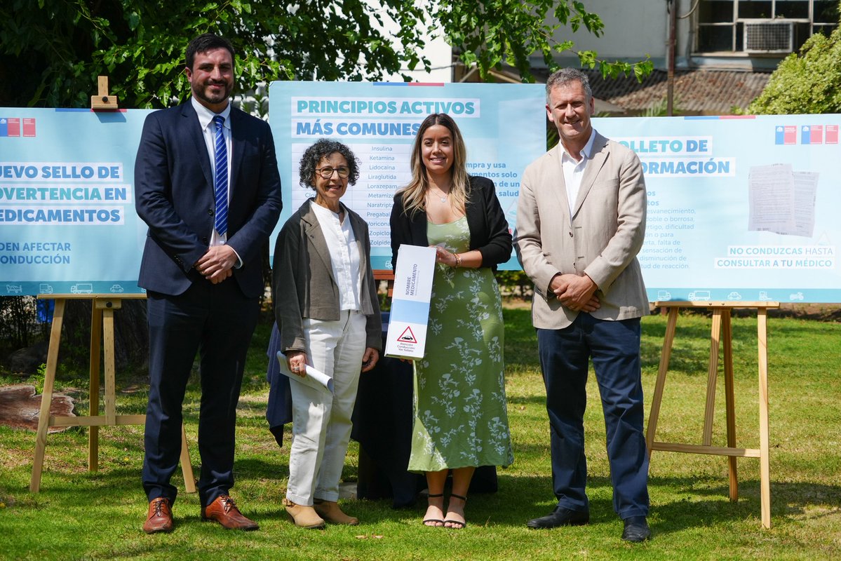Si maneja un auto o maquinaria y toma un medicamento debe saber si tiene efectos adversos al conducir.
Para eso muy pronto los medicamentos  que generan este impacto traerán este sello, como advertencia. 
Usemos esta información responsablemente para  decidir cuándo conducir.