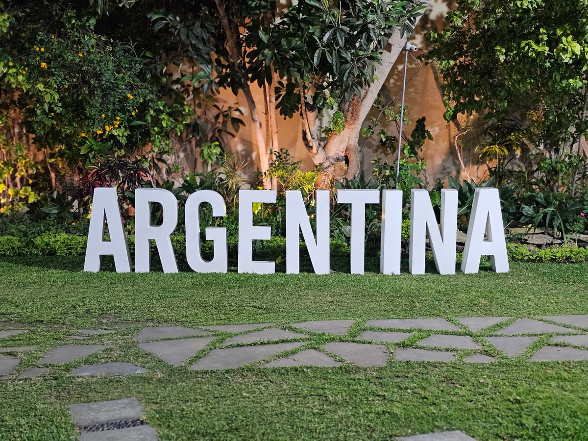 EmbArgenLima's tweet photo. Se realizó en la Embajada el Día Argentino, una actividad de promoción comercial que tiene el objetivo de promover las exportaciones argentinas y la generación de nuevos vínculos comerciales. https://t.co/uZV5t5YFlZ