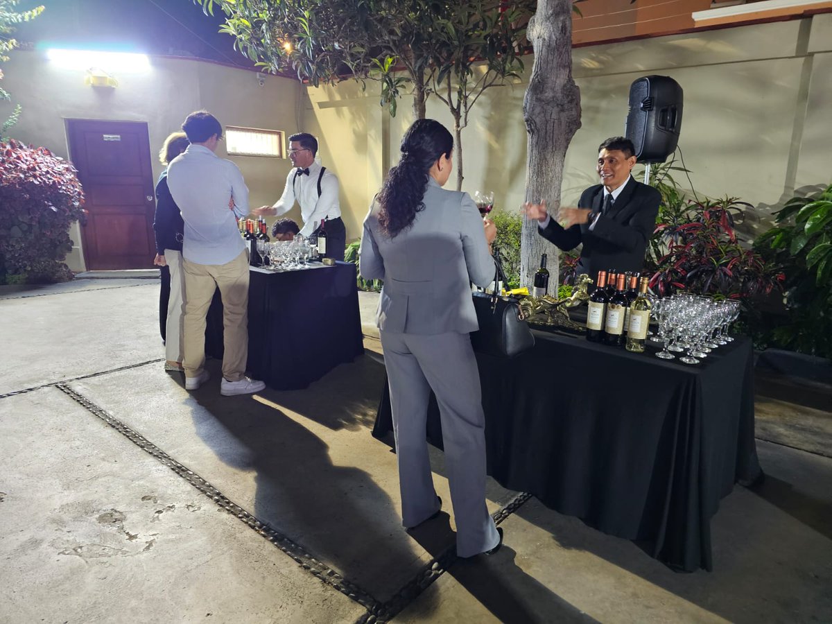 EmbArgenLima's tweet photo. El evento tuvo como eje la promoción comercial de alimentos y bebidas de nuestro país, que se presentaron ante un importante público de importadores, distribuidores y restaurantes peruanos, entre otros. https://t.co/Kej8imIPFv