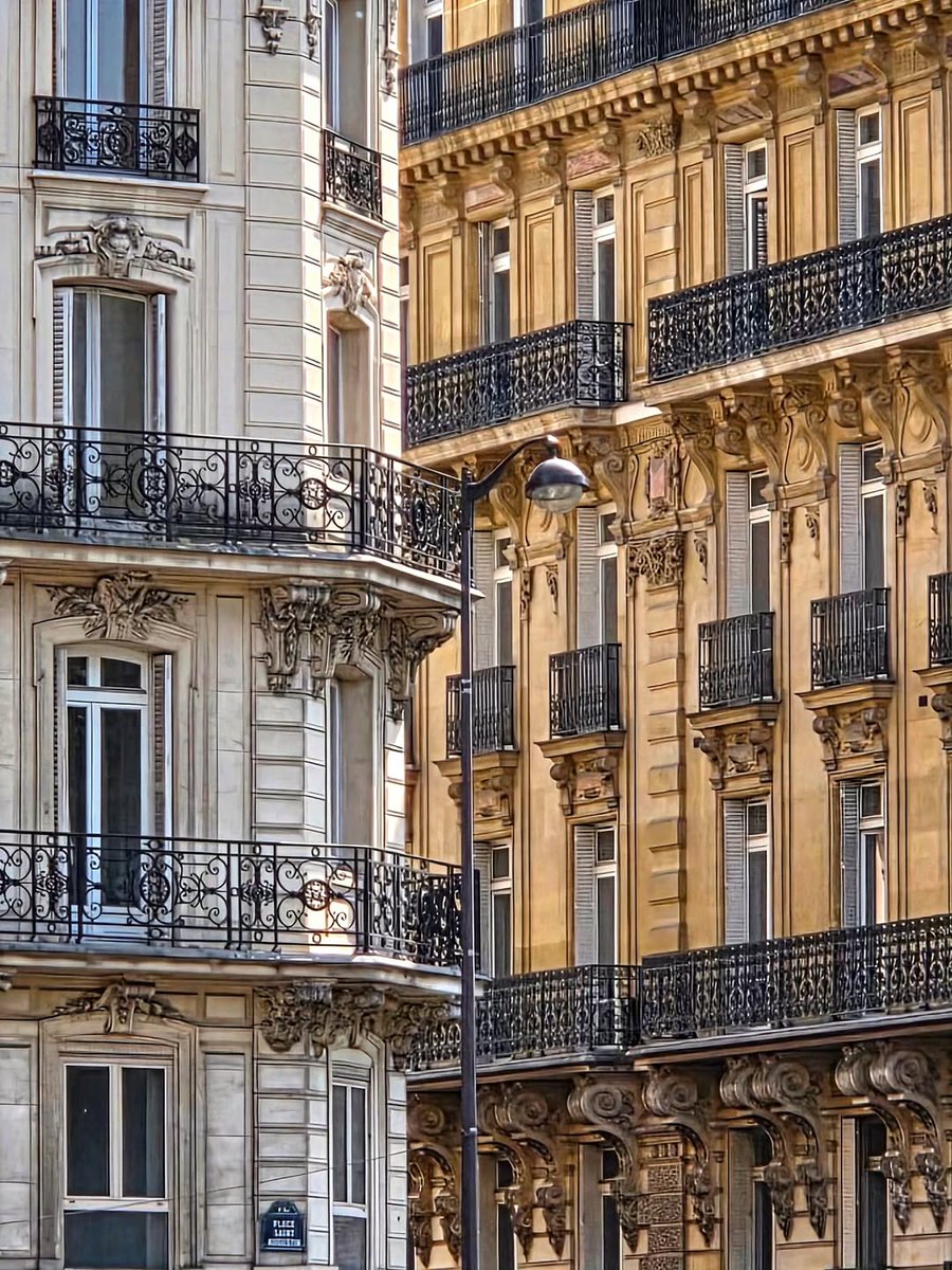 Parisianaes1's tweet photo. Perfect symmetry, Haussmannian architecture https://t.co/OJ65QbdgqC