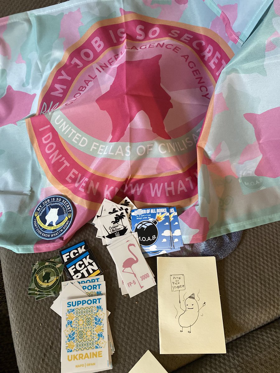 BakedBean7201's tweet image. Thank you so vert much @MonsterPockets7 

Stickers!!!!!
PINK FLAG!!!
Patches(for raffles)

Bean hating putin(love it!!)

All @malligondesign NOICE