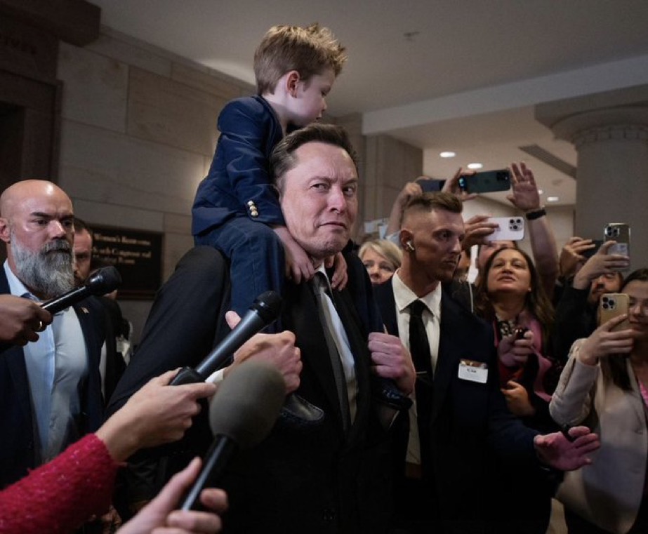 FounderMars's tweet image. ✴️Mind on the stars✨, heart on the one I love 💕 Innovating with focus, loving with intensity🥲😊💭
 Building the future  and a love worth the journey🔥🔥💪