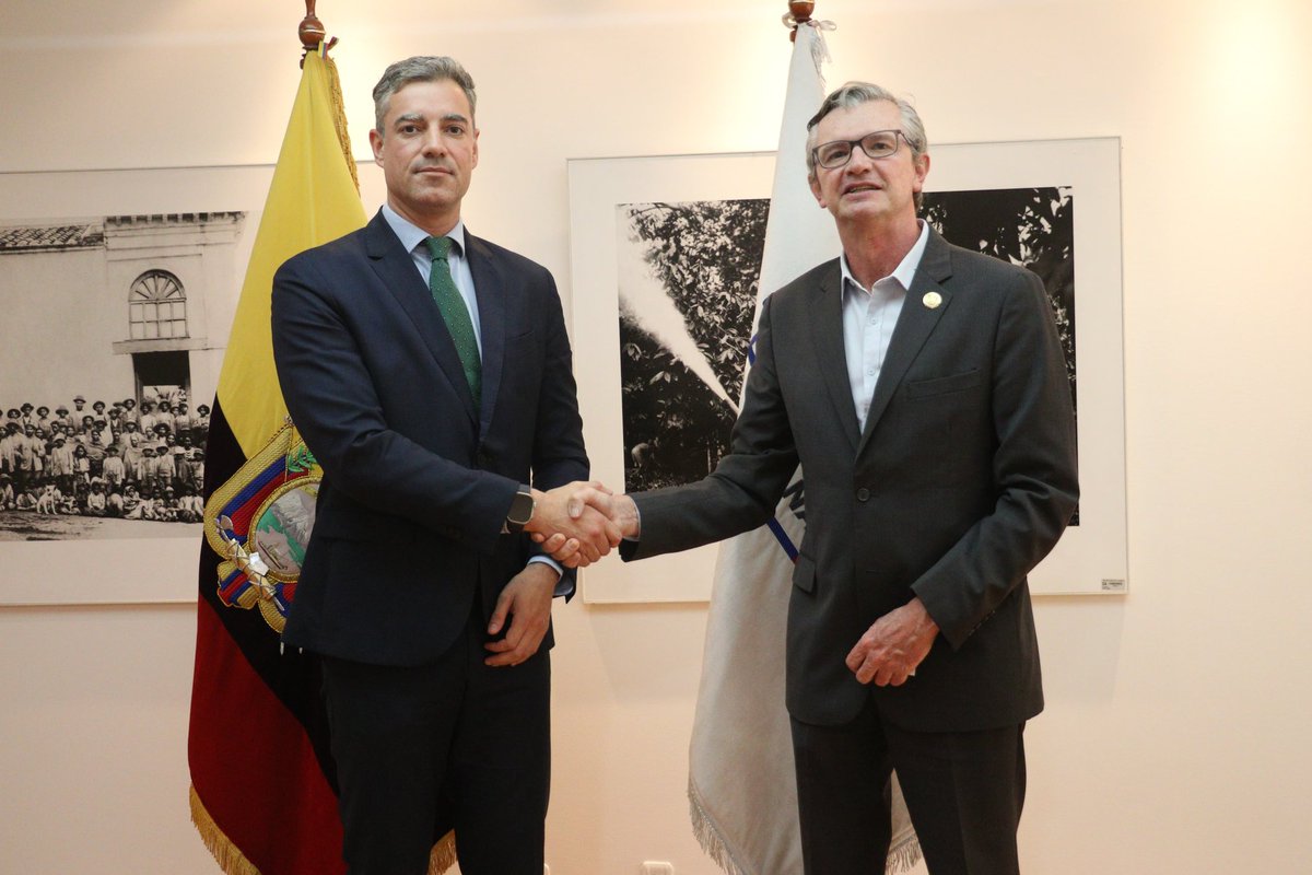 AgriculturaEc's tweet photo. El ministro @JuanCVegaEc lideró una mesa de trabajo con @FIDA_LAC para avanzar en la Nota Conceptual del Programa CampoTec, revisando el potencial territorial, las brechas en riego y tecnificación, y los aprendizajes de proyectos como #DESATAR y #EMPRENDER.
Este acompañamiento técnico impulsa una propuesta alineada al Plan Nacional de Desarrollo 2025–2029, orientada a fortalecer la productividad, la resiliencia climática y las oportunidades de las familias rurales, con prioridad para mujeres, jóvenes y pueblos indígenas. 🌱🇪🇨
#ElNuevoEcuador