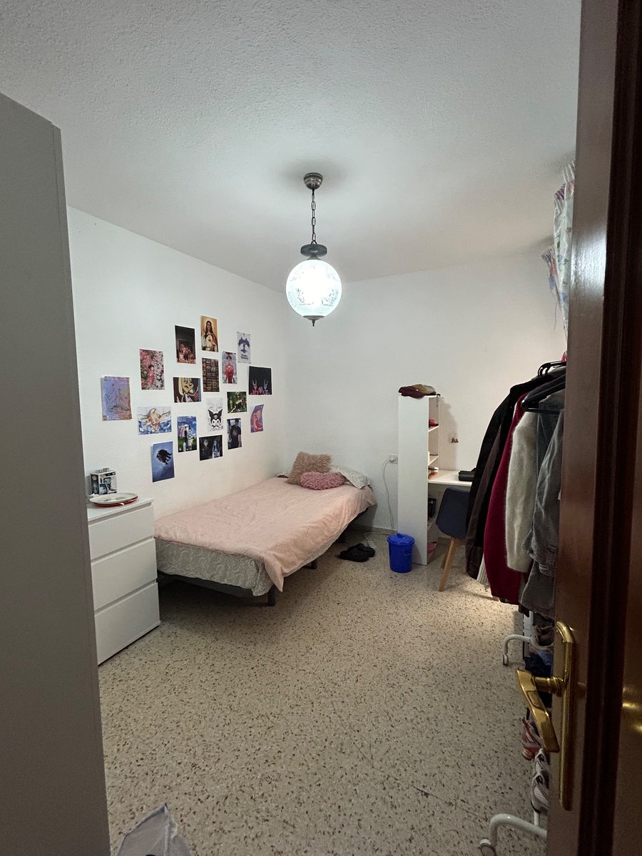 CrendeLucia's tweet image. Holiii! Dejo mi habitación libre a partir de diciembre! El piso está en ancha de capuchinos y son 250€ al mes + gastos, más info por ig: luciacrende 
#granada #granadapisos #pisos