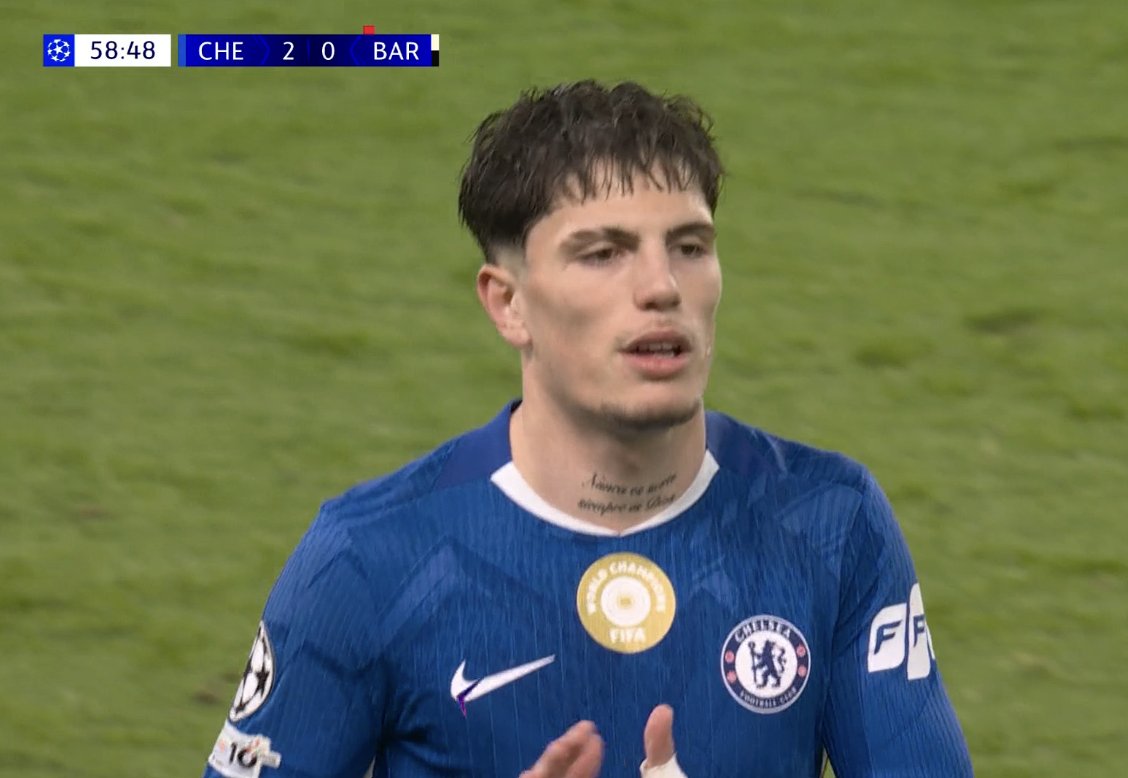 TouchlineX's tweet image. 📸 - Garnacho is taken off while receiving a standing ovation from Stamford Bridge.

He could have been losing against 10 men of Everton, but now he is playing Champions League football and winning 2-0 vs FC Barcelona.