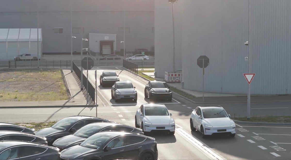 joehansen's tweet image. Tesla has passed a critical self-driving milestone Elon Musk listed in Master Plan Part Deux

Tesla China announced that the company’s Autopilot system has accumulated 10 billion kilometers of driving experience.

Tesla has passed a key milestone, and it was one that CEO Elon…