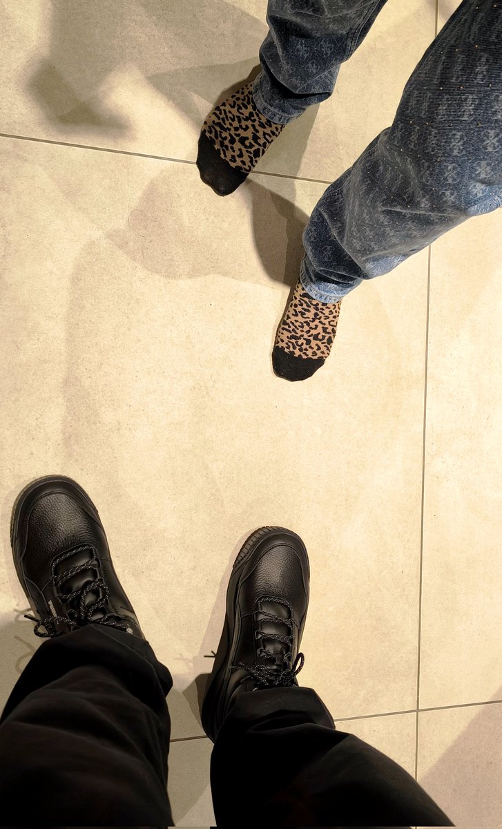 Alphacouple beim shoppen. Du zahlst und schaust zu, wir geben es aus und genießen 👸🏻🤴🏽😏. 
Du trägst unsere Tüten &amp; läufst brav hinterher!

#fetishcouple #domcouple #fetischpaar #dominantespaar #bull #queendom #shoppingslave #maledom #DominantEnergy
#cuckold #socks #boots #sklave