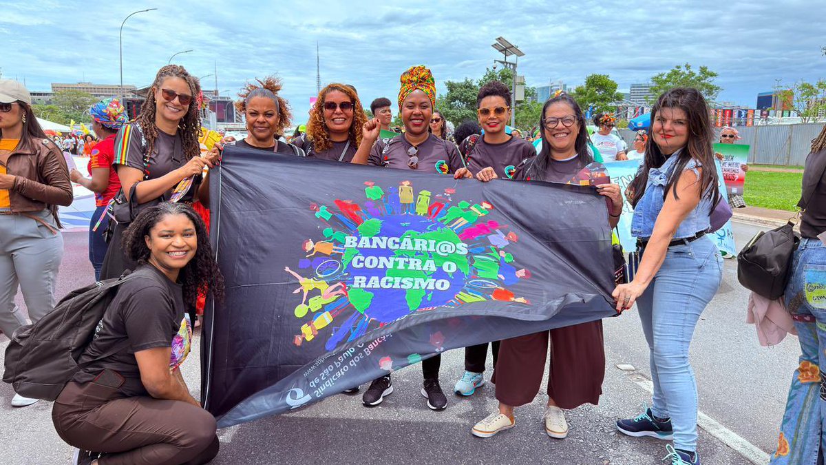 spbancarios's tweet image. Milhares de mulheres marcham em Brasília nesta terça pela 2ª Marcha das Mulheres Negras, reivindicando reparação, bem viver e direitos. Dirigentes do Sindicato dos Bancários participam defendendo inclusão e igualdade no setor financeiro.