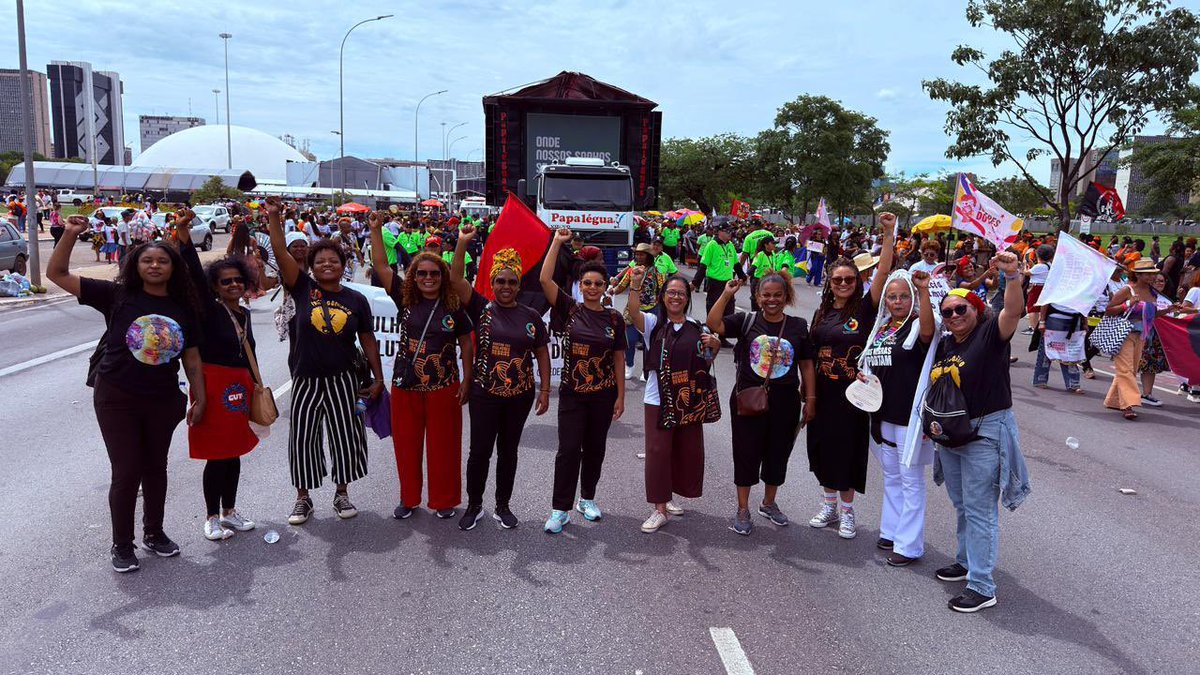 spbancarios's tweet image. Milhares de mulheres marcham em Brasília nesta terça pela 2ª Marcha das Mulheres Negras, reivindicando reparação, bem viver e direitos. Dirigentes do Sindicato dos Bancários participam defendendo inclusão e igualdade no setor financeiro.