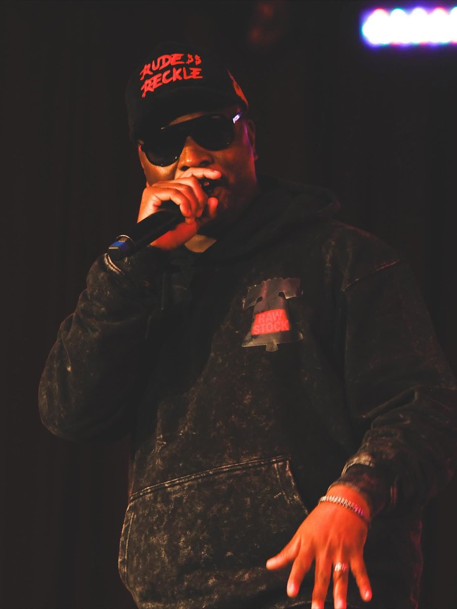 Peezaleo… 👑💯

Photo By: Aigner Spencer (One Shot Photography) 

Sweatsuit By: Khali Williams (Raw Stock)
